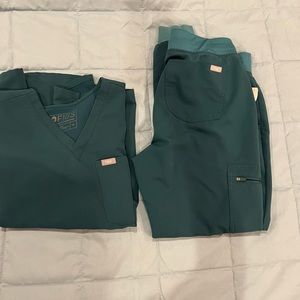 Catarina one pocket scrub top XS
Zamora jogger scrub pants S